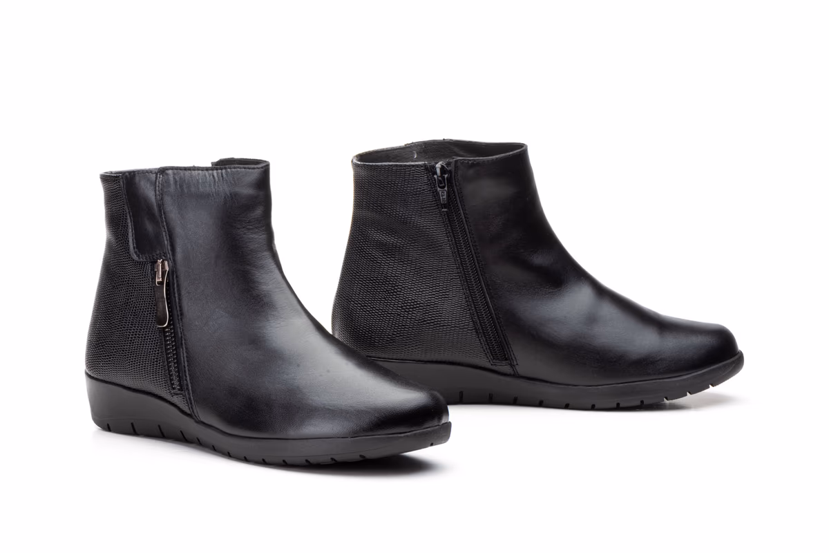 Botín Mujer Piel Negro Grabado Cuña